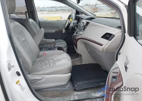 2011 Toyota Sienna Xle V6 z USA, uszkodzony, nr VIN 5TDYK3DC5BS131654